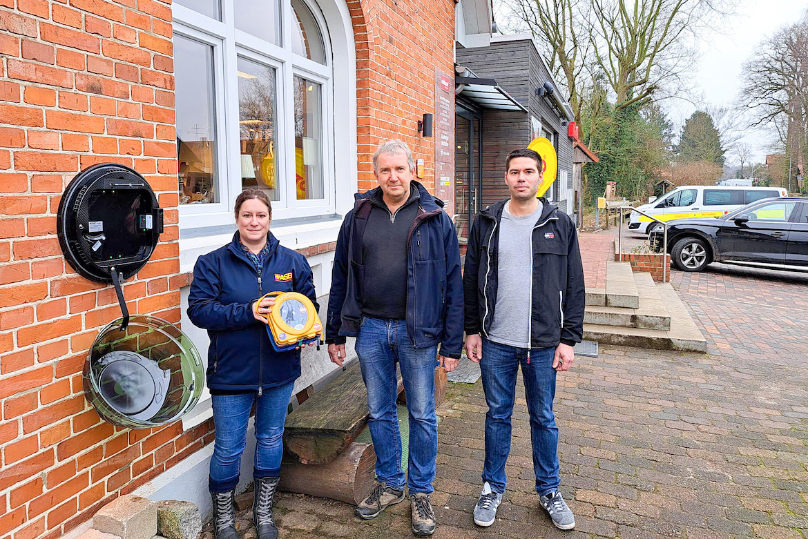 Linsburg ist jetzt herzsicher: Wir haben Defi am Dorfladen montiert