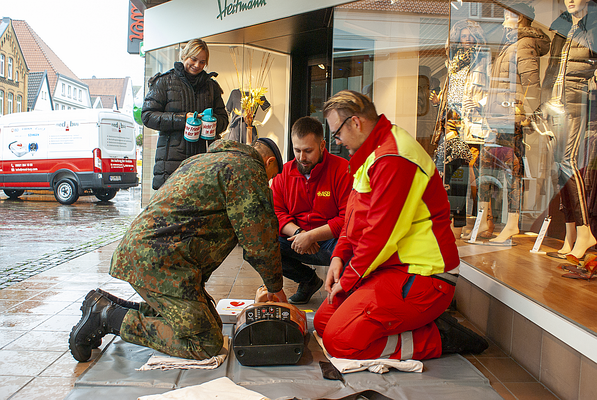 Öffentliches Training: Leben retten mit Defi in Nienburg