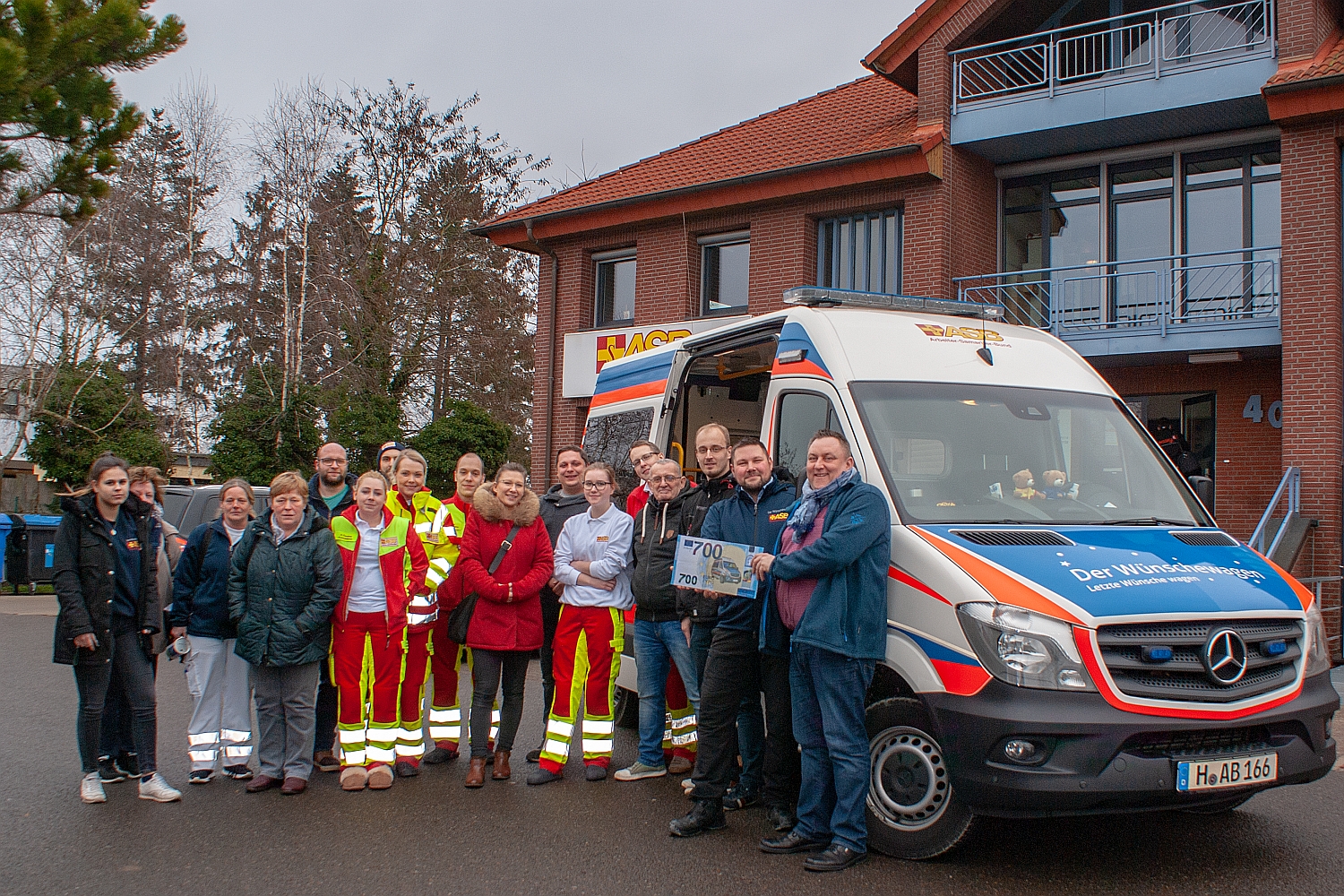 Unsere Mitarbeiter spenden 700 Euro für den Wünschewagen