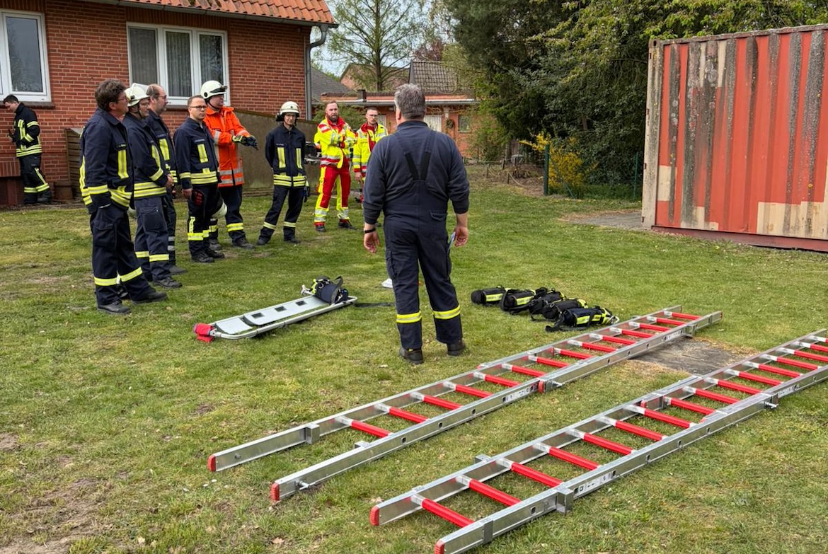 Hoyaer Retter trainierten mit der Feuerwehr Bücken
