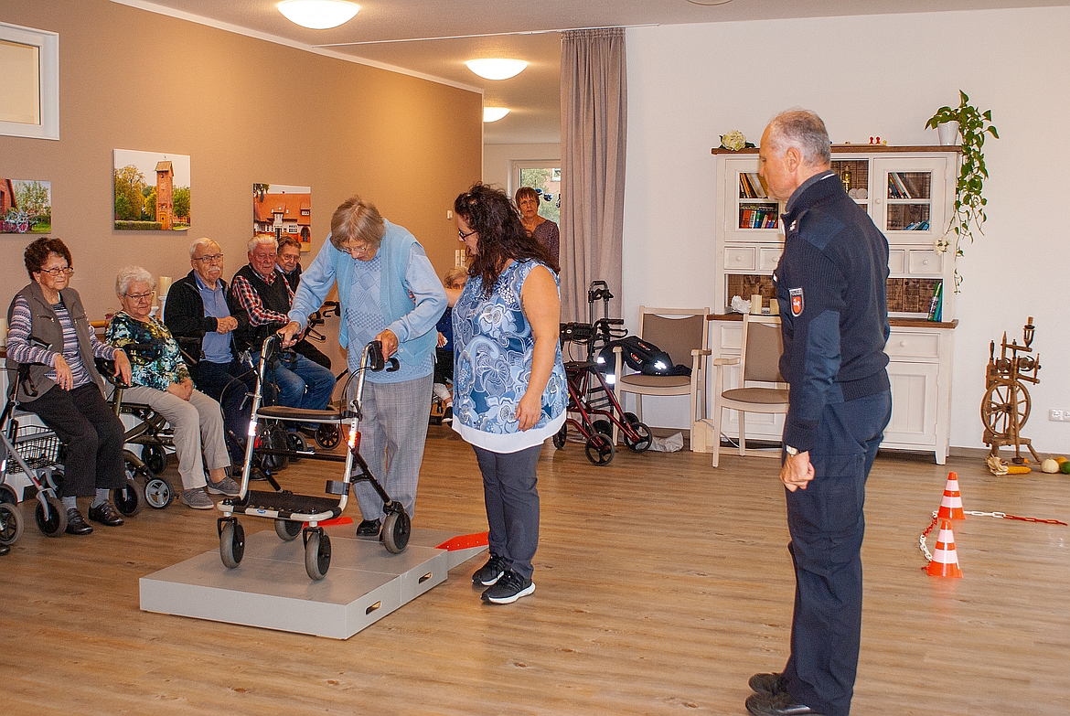 Gäste der Tagespflege nahmen an Rollatoren-Sicherheitstraining teil.