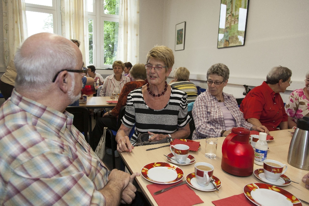 Senioren beim Kaffeetrinken