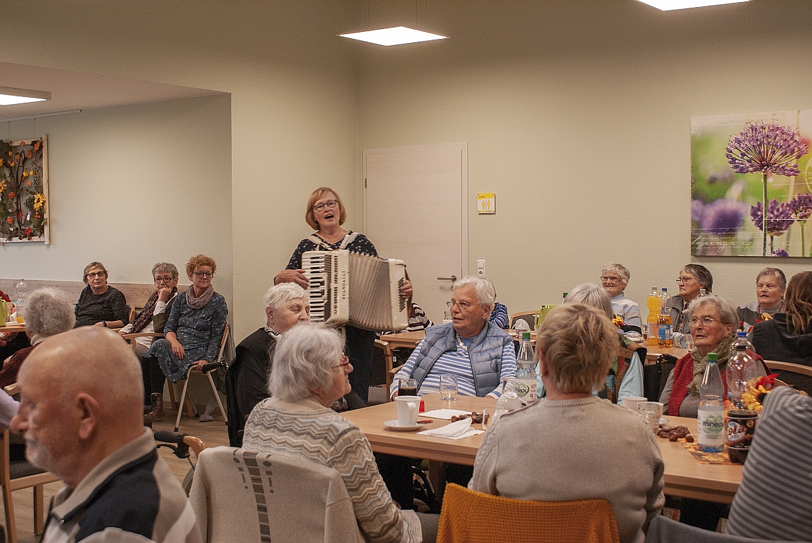 Kartoffelsuppe, Blechkuchen und Akkordeonmusik beim Herbstfest