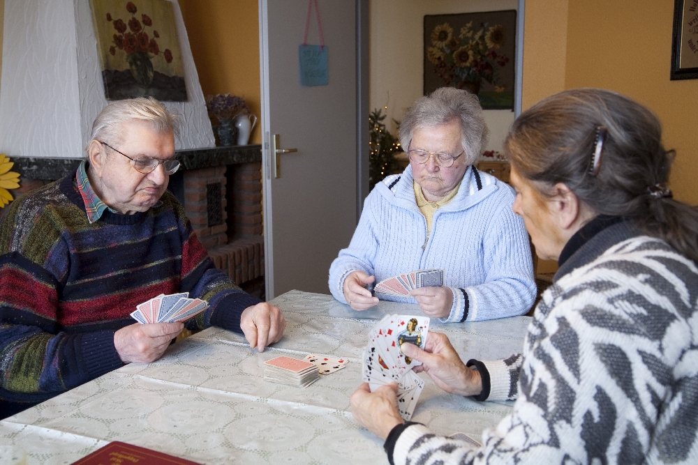 Senioren spielen Karten