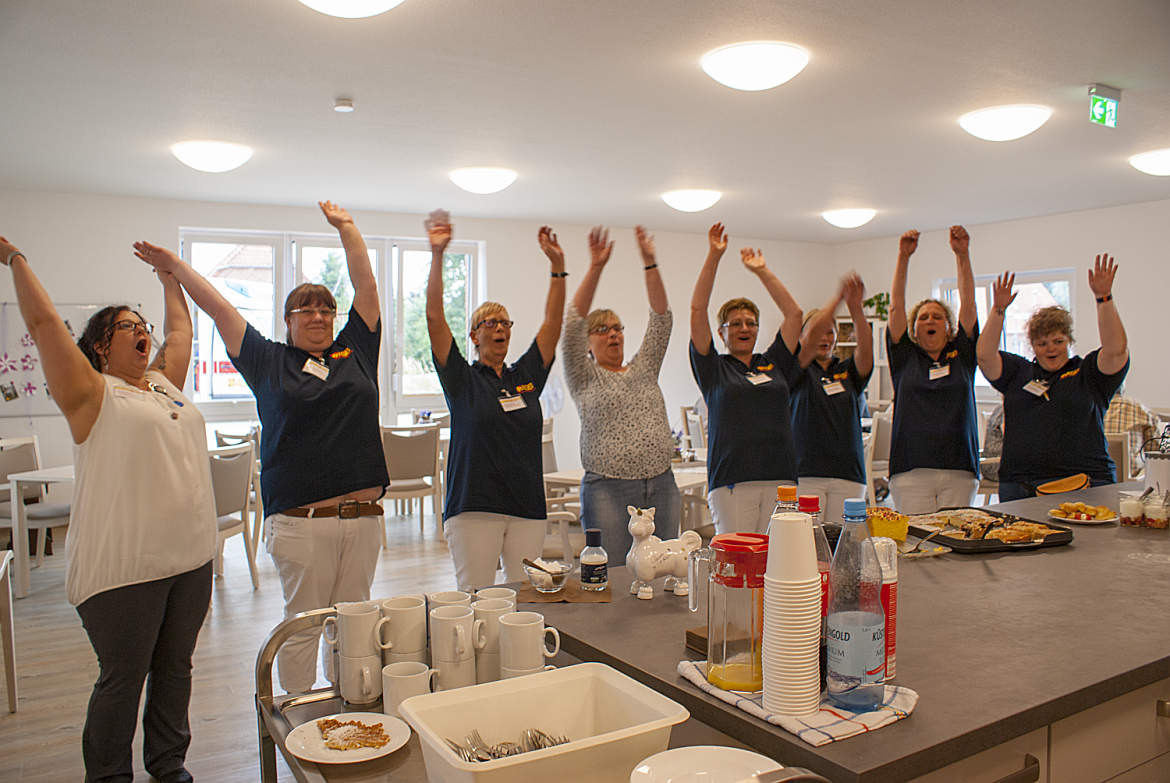 Nachbarschafts-Schnack: Das Tagespflege-Team freut sich über den schönen Tag.